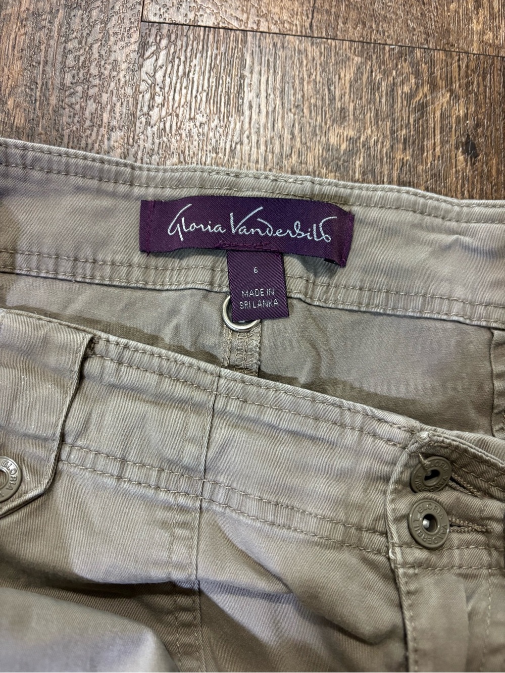 Vintage 2000’s Gloria Vanderbilt Olive Utility Capris - Picture 5 of 6